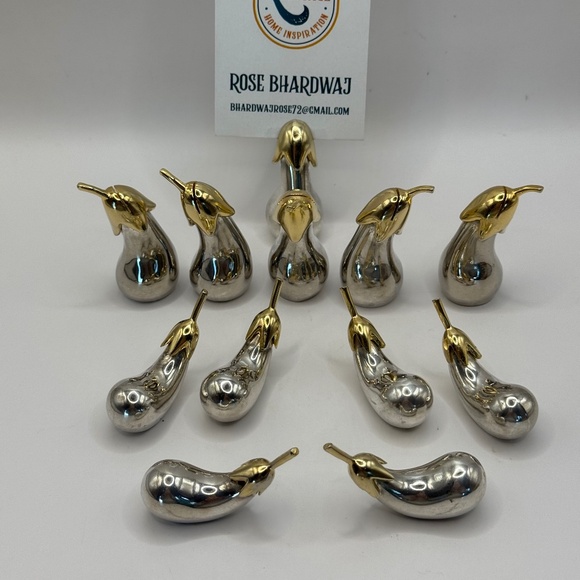 Set of 6 place card holders and 6 knife rests shaped like silver eggplants. - Picture 1 of 11